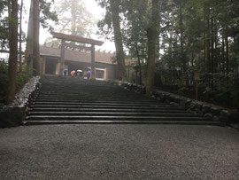 石段の下より御正宮を望む