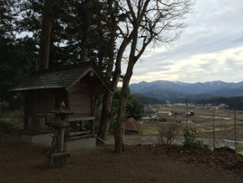 眼下に広がる田畑と天の叢雲剣神話の船通山(鳥髪の峰)