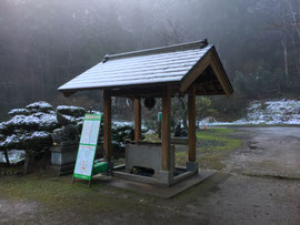 初雪の境内
