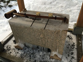 凍った手水鉢