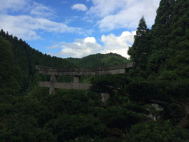 鳥居越しの青空