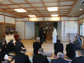 野上荘神社総代の表彰状を代理で受け取る同社の宮司