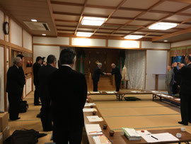 御見舞金を拝受する庁長