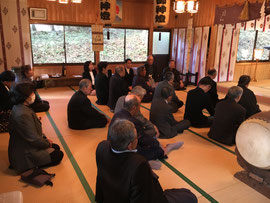 祭典執行を待つ総代会長以下総代 参列者