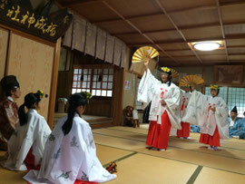 浦安の舞奉納と指導者の石見神社宮司