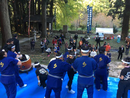 総代と源流太鼓メンバーによる福餅撒き
