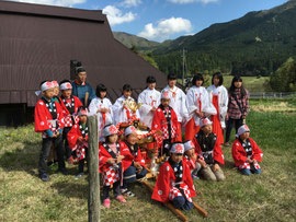 御旅所で宮司を囲んで記念撮影