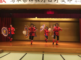 伯耆町の女性グループによる傘踊り