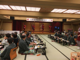 沖縄民謡を思わせる踊り