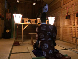 龍笛を奏す