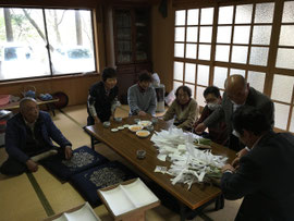 本殿の外陣にお供えする荒神幣の奉製