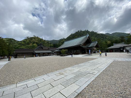 出雲大社拝殿と本殿