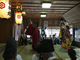 宮司・禰宜による朝日舞