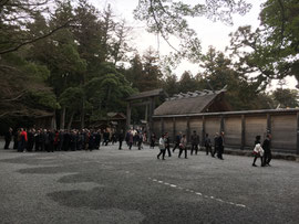 参拝者で賑わう外宮