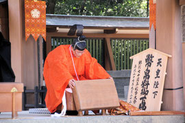天皇陛下御下賜の幣帛を納めた唐櫃と所役の禰宜