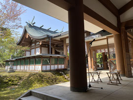 鳥取県護国神社本殿を望む
