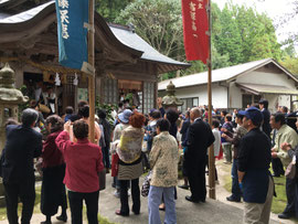 大石見神社の福餅撒き