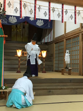 御霊を神輿にお遷しする。