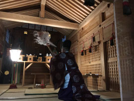 月次祭　大麻を執りて祓う