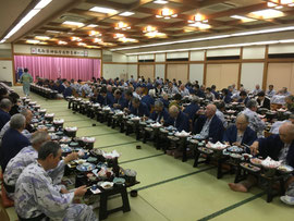 総勢109名が和やかに宴会