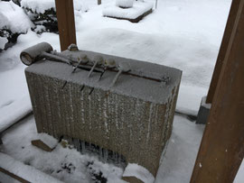 凍てついた手水舎