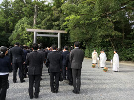 外宮鳥居前に整列して修祓