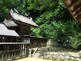 大社造りの本殿と右側面の御旅所