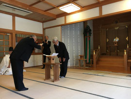 庁長より幣帛料を受ける鳥取支部長