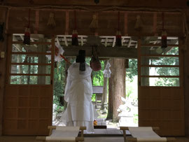 大麻を執りて天下を祓う