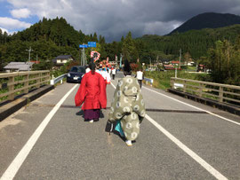 神輿の巡幸(復路)
