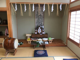 荒神社を床の間に祀る