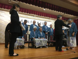 表彰状を授与される日南町から10回参加された方