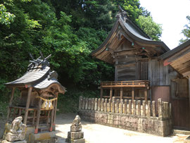 野上荘神社本殿と境内社
