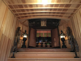 御机神社の内陣を望む