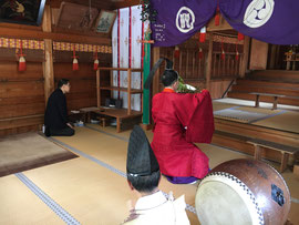根雨神社 宮司の朝日舞