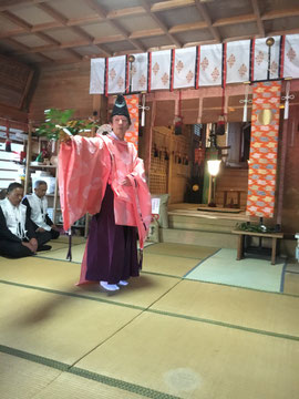 石見神社宮司の朝日舞奉納