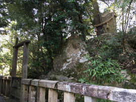 本殿背後の影面岩