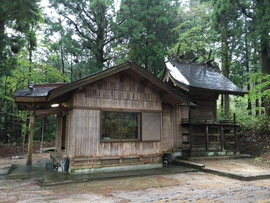 雨に濡れた菅澤神社の社殿