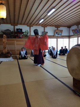 新調した鴇色の狩衣で朝日舞を舞う石見神社の宮司
