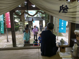 拝殿より御神樂の受付