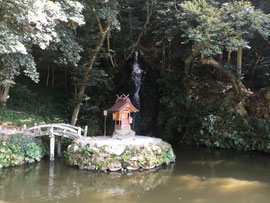 出雲教の天神社と亀の尾の滝