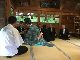 根雨神社　神酒拝戴