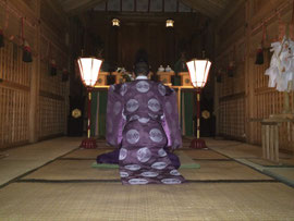 大歳祭　玉串を奉りて拝礼