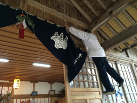 多里神社の神前幕を撤収する宮人夫