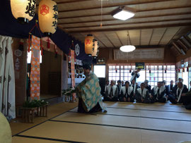 大石見神社の朝日舞