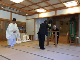 神宮大麻を受ける気高支部長