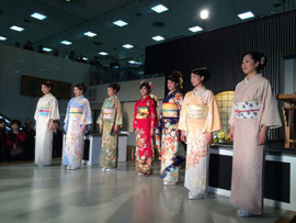 西陣織会館の着物ショー