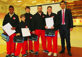 Auch die Grenchner Karateka wurden ausgezeichnet (von links): Athithan Chandrakumar, Dario Russo, Keith Mader, Marco Luca, Laura De Pasquale und Stadtpräsident François Scheidegger. Bild: zvg