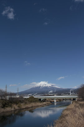 富士山（静岡側）と工業地帯