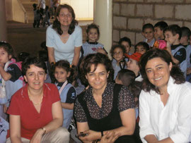 Maritta Frem , la directrice fondatrice (centre), Christiane Khlat du Bureau Directeur (droite).